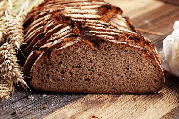 хлеб режут сверху на борту. Дизайн постера для кухни или пекарни
.