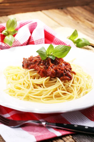 Płyta Pyszne Spaghetti Bolognaise Lub Bolognese Pikantne Mielonego Mięsa Wołowego — Zdjęcie stockowe