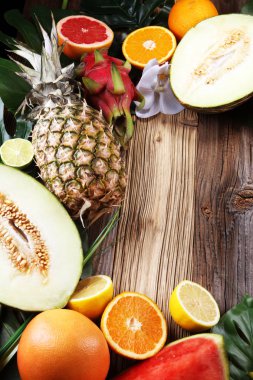 Tropikal meyve. Tropikal meyve ürün yelpazesine palmiye ağaçları ve egzotik bitkilerin yaprakları ile