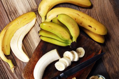 Muz fiş, taze olgun muz kurutulmuş dilimleri