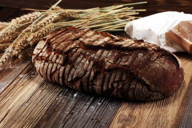 ekmek yukarıdan kesilerek gemide. Mutfak veya fırın poster tasarımı.