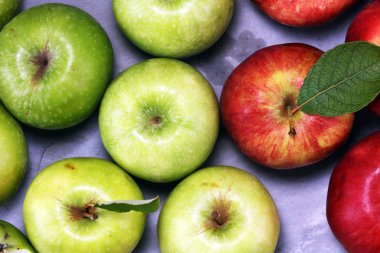 Olgun Kırmızı elma ile ahşap arka plan yapraklarda