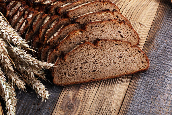 хлеб режут сверху на борту. Дизайн постера для кухни или пекарни
.