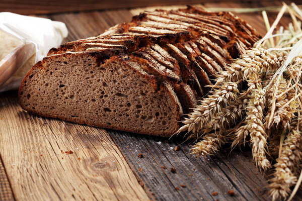 хлеб режут сверху на борту. Дизайн постера для кухни или пекарни
.