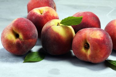 Masada olgun şeftali grubu. Taze şeftali kavramı