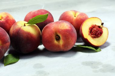 Masada olgun şeftali grubu. Taze şeftali kavramı