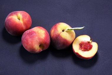 Masada olgun şeftali grubu. Taze şeftali kavramı