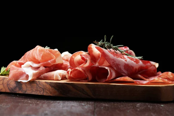 Vassoio Con Deliziosi Salumi Coppa Salsicce Fresche Erbe Aromatiche Piatto — Foto Stock