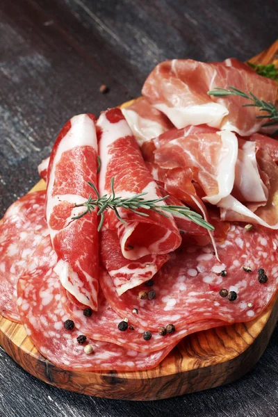 Tablett Mit Leckeren Salami Coppa Frischen Würstchen Und Kräutern Fleischplatte — Stockfoto