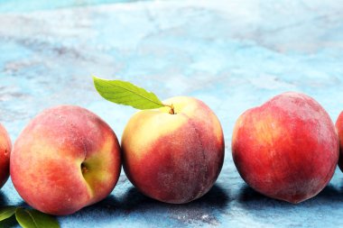 Masada olgun şeftali grubu. Taze şeftali kavramı