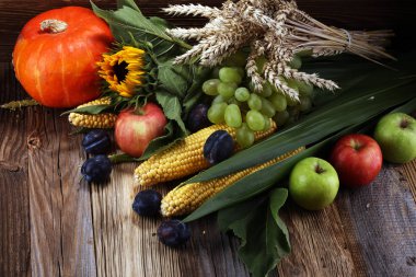 sonbahar doğa kavramı. Ahşap üzerine meyve ve sebze düşer. şükran yemeği