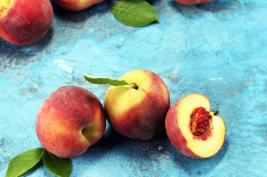 Masada olgun şeftali grubu. Taze şeftali kavramı