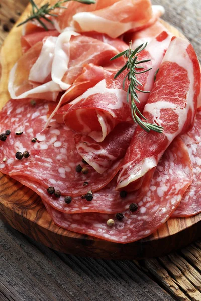 Vassoio Con Deliziosi Salumi Coppa Salsicce Fresche Erbe Aromatiche Piatto — Foto Stock