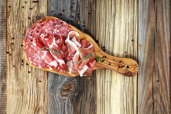 Vassoio Con Deliziosi Salumi Coppa Salsicce Fresche Erbe Aromatiche Piatto — Foto Stock