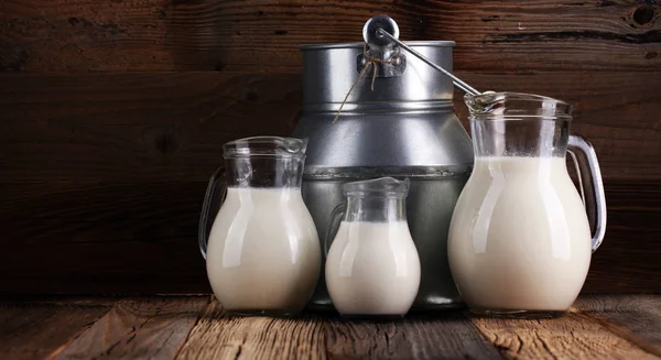 Ein Krug Milch Und Ein Glas Milch Auf Einem Holztisch — Stockfoto