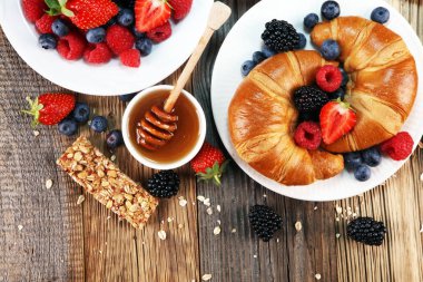 Lezzetli kahvaltı taze kruvasanlar ve eski mermer zemin üzerine olgun çilek ile