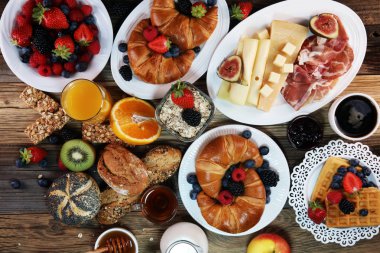 Waffle, kruvasan, kahve ve meyve suyu ile masada Kahvaltı