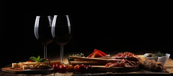 Lanches Vinho Antipasti Italiano Conjunto Variedade Queijo Azeitonas Mediterrânicas Crudo — Fotografia de Stock