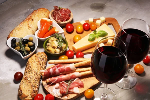 Conjunto Aperitivos Vino Antipasti Italiano Variedad Queso Aceitunas Mediterráneas Crudo — Foto de Stock