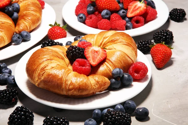 Delicioso Café Manhã Com Croissants Frescos Bagas Maduras Fundo Mármore — Fotografia de Stock