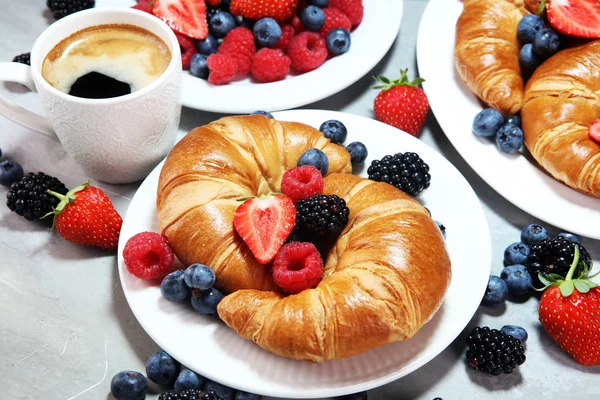 Delicioso Desayuno Con Cruasanes Frescos Bayas Maduras Sobre Fondo Mármol — Foto de Stock