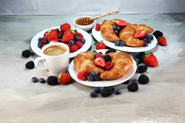 Utsökt Frukost Med Färska Croissanter Och Mogna Bär Gamla Marmor — Stockfoto