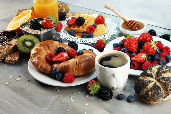 Frühstück Auf Dem Tisch Mit Waffeln Croissants Kaffee Und Saft — Stockfoto