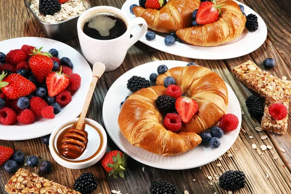 Heerlijk Ontbijt Met Verse Croissants Rijpe Bessen Oude Marmeren Achtergrond — Stockfoto