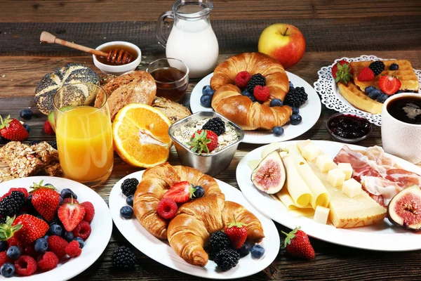 Frühstück Auf Dem Tisch Mit Waffeln Croissants Kaffee Und Saft — Stockfoto