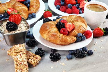 Lezzetli kahvaltı taze kruvasanlar ve üzerinde ol olgun çilek ile