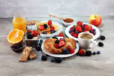 Waffle, kruvasan, kahve ve meyve suyu ile masada Kahvaltı