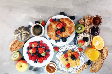 Waffle, kruvasan, kahve ve meyve suyu ile masada Kahvaltı