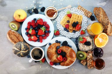 Waffle, kruvasan, kahve ve meyve suyu ile masada Kahvaltı