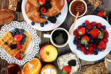 Waffle, kruvasan, kahve ve meyve suyu ile masada Kahvaltı