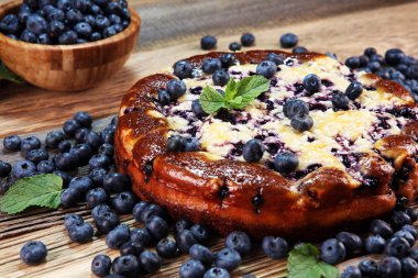 Böğürtlenli turta ya da yaban mersini ile ev yapımı limonlu kek. Lezzletli tatlı üzümlü tart.