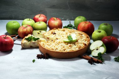 Elmalı elmalı turta veya ev yapımı kek. Lezzletli tatlı elma tart.