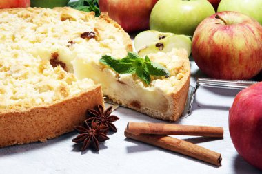 Elmalı elmalı turta veya ev yapımı kek. Lezzletli tatlı elma tart.