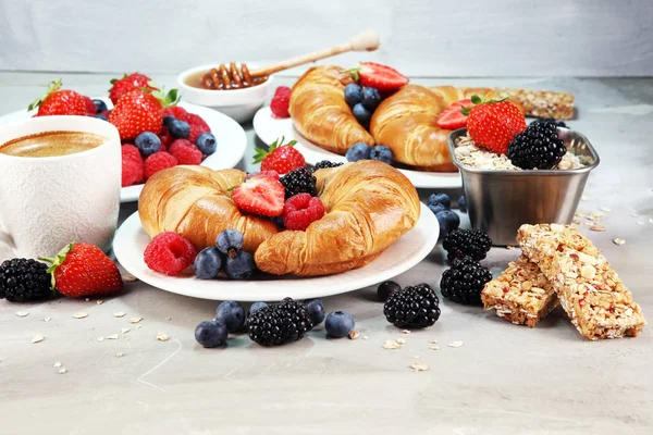 Delicioso café da manhã com croissants frescos e bagas maduras no ol — Fotografia de Stock