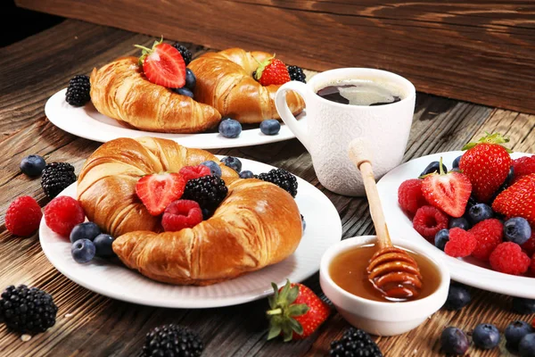 Utsökt Frukost Med Färska Croissanter Och Mogna Bär Gamla Marmor — Stockfoto