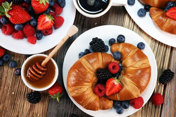 Delicioso Desayuno Con Cruasanes Frescos Bayas Maduras Sobre Fondo Mármol — Foto de Stock