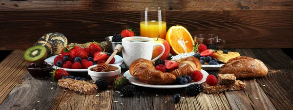 テーブル ワッフル クロワッサン コーヒー ジュースなどの朝食をとる — ストック写真
