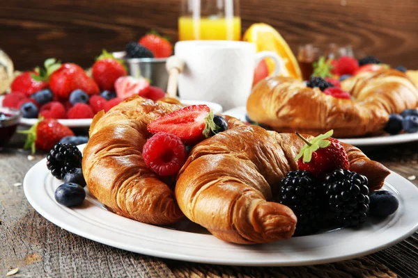 Frukost Bordet Med Våfflor Croissanter Kaffe Och Juice — Stockfoto