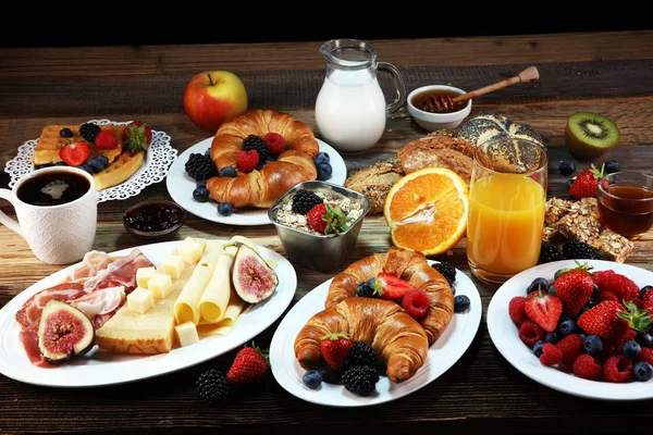 Завтрак Столе Вафлями Круассанами Кофе Соком — стоковое фото