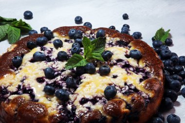 Böğürtlenli turta ya da yaban mersini ile ev yapımı limonlu kek. Lezzletli tatlı üzümlü tart.