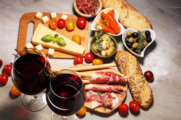 Conjunto Aperitivos Vino Antipasti Italiano Variedad Queso Aceitunas Mediterráneas Crudo — Foto de Stock