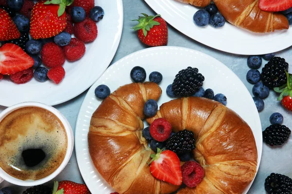 Delicioso Café Manhã Com Croissants Frescos Bagas Maduras Fundo Mármore — Fotografia de Stock