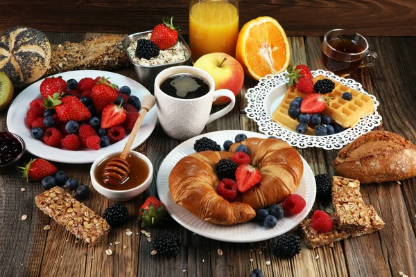 Ontbijt Tafel Met Wafels Croissants Koffie Sap — Stockfoto