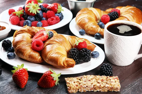 Utsökt Frukost Med Färska Croissanter Och Mogna Bär Gamla Marmor — Stockfoto