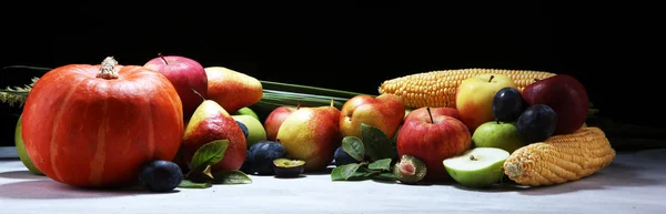 Verschiedene Frische Früchte Erntedank Kürbis Äpfel Und Mais Auf Rustikalem — Stockfoto