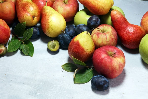 Różne Owoce Świeże Święto Dziękczynienia Jabłek Gruszek Tle Rustykalnym — Zdjęcie stockowe